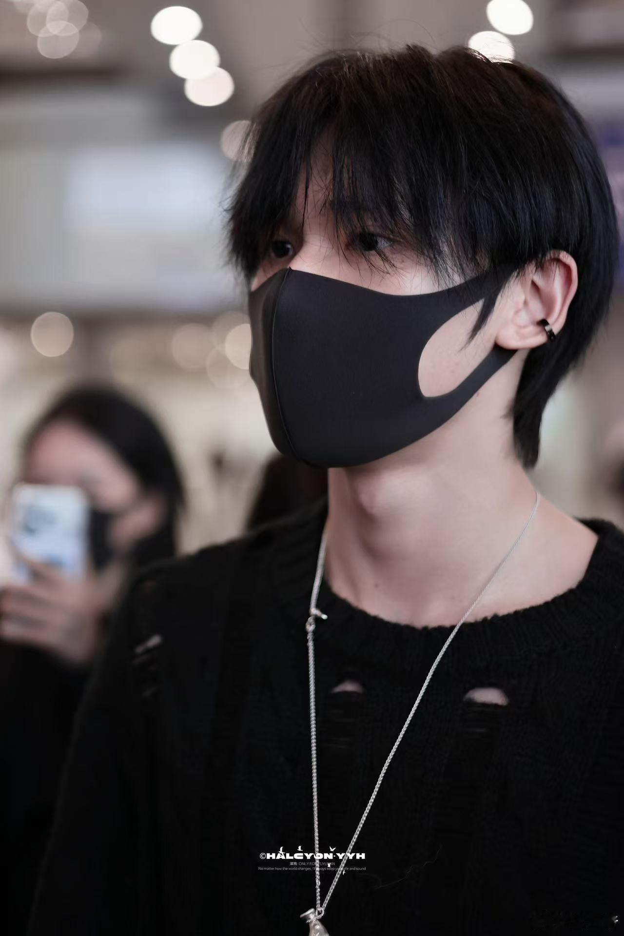 余宇涵机场走一半把外套脱了 重庆小太阳名不虚传！走一半随手脱外套的样子又拽又随性