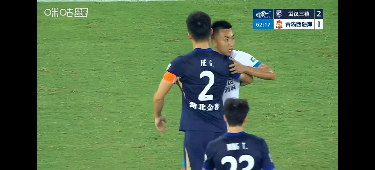 第62分钟，青岛西海岸董宇两黄变一红，青岛西海岸少打一人！