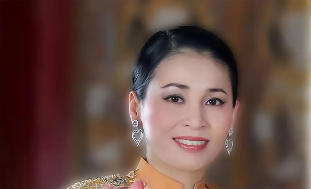 从万米高空的泰航空姐，到跪在金色殿堂受封的王后，苏提达走了十一年。这十一年，是沉