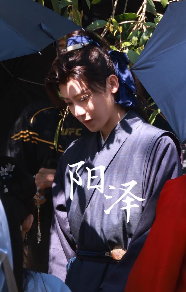 蓝发带一出，白月光登场 ​​​