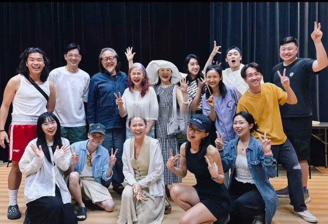 林青霞的的审美，永不过时啊！72岁的她和话剧团演员同框，戴着白色大遮阳帽，身穿黑