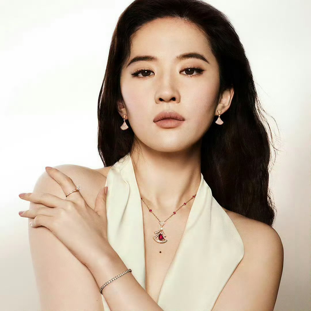 我菲简直宝格丽女王，从未拍过纯基础款，第一支广告脖子这件就是入门款高珠，差不多4