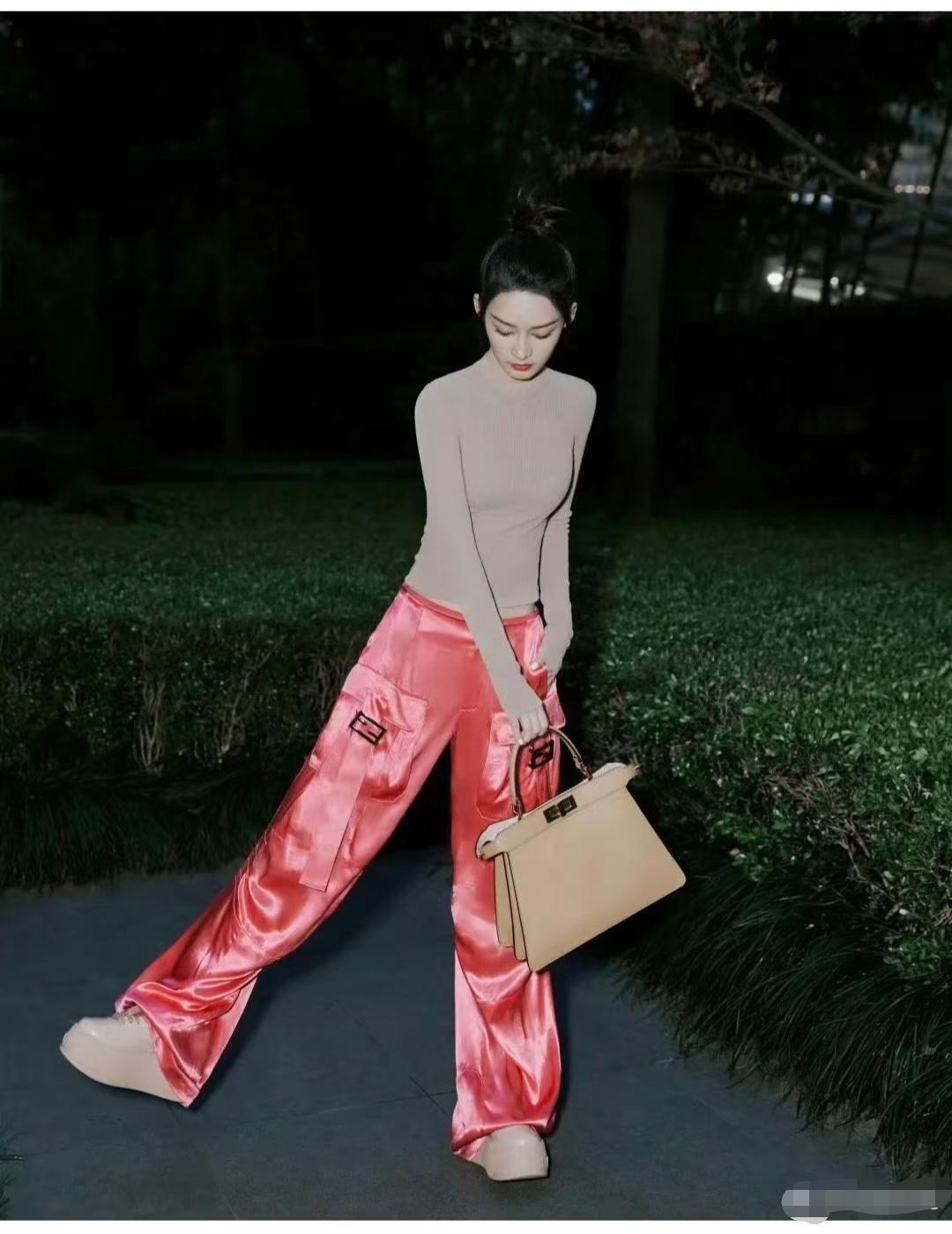 李沁，这身太杀疯了。