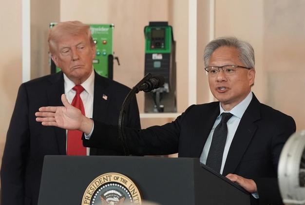 尽管特朗普现在在美国国内有点四面楚歌的样子，但是一声令下科技界的大佬们还是莫敢不