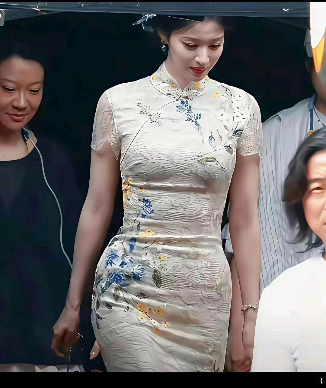 幸好王楚然个子高，不然她这样的大骨架穿旗袍是很吃亏的！ 