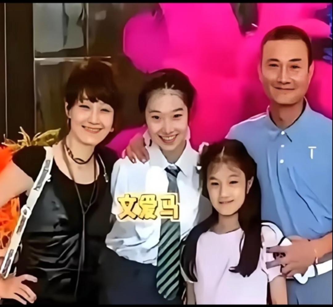 马伊琍文章再次合体，前几天马伊琍带着两个女儿来到出现在文章新开的饭馆里，离婚这么