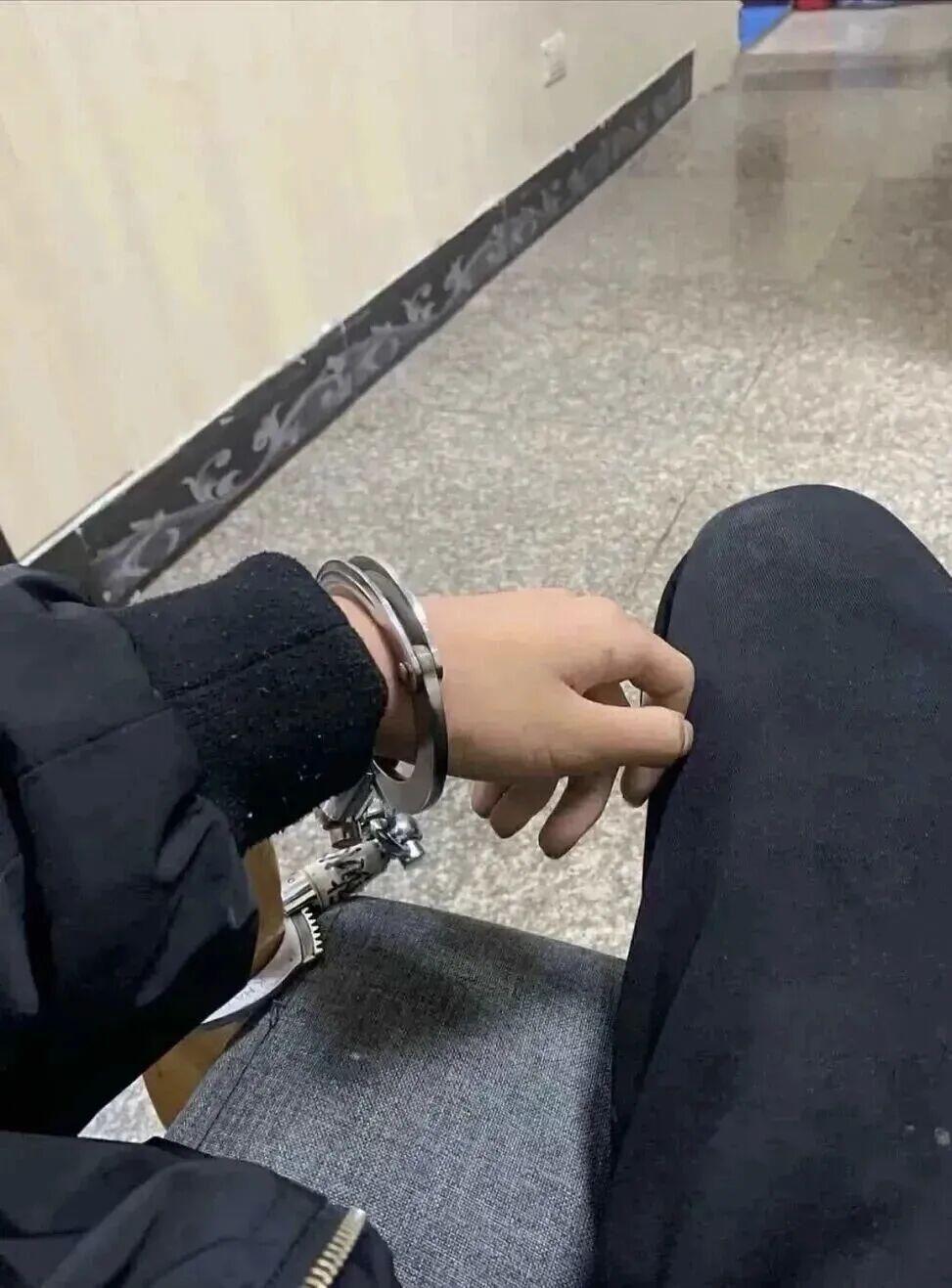这个世界慕强、看脸、看权、看钱，
权衡利弊成了常态，
唯独看不起少年穷时，毫无保