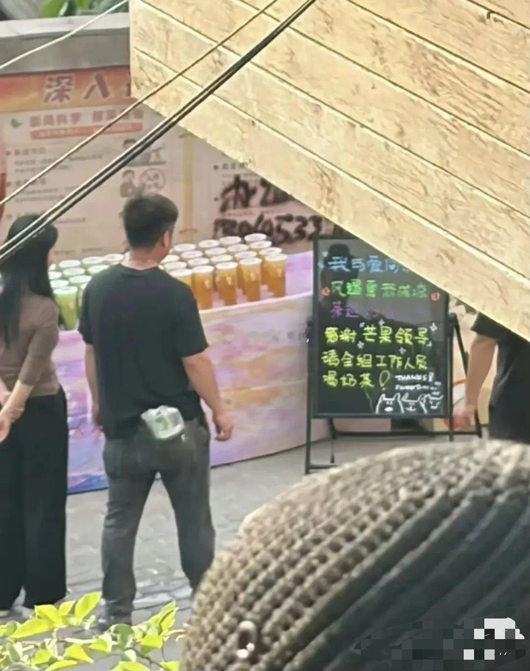 芒果领导探班关晓彤新剧剧组了，这个耀眼播的满不满意芒果最清楚啦。路人对着关晓彤喊