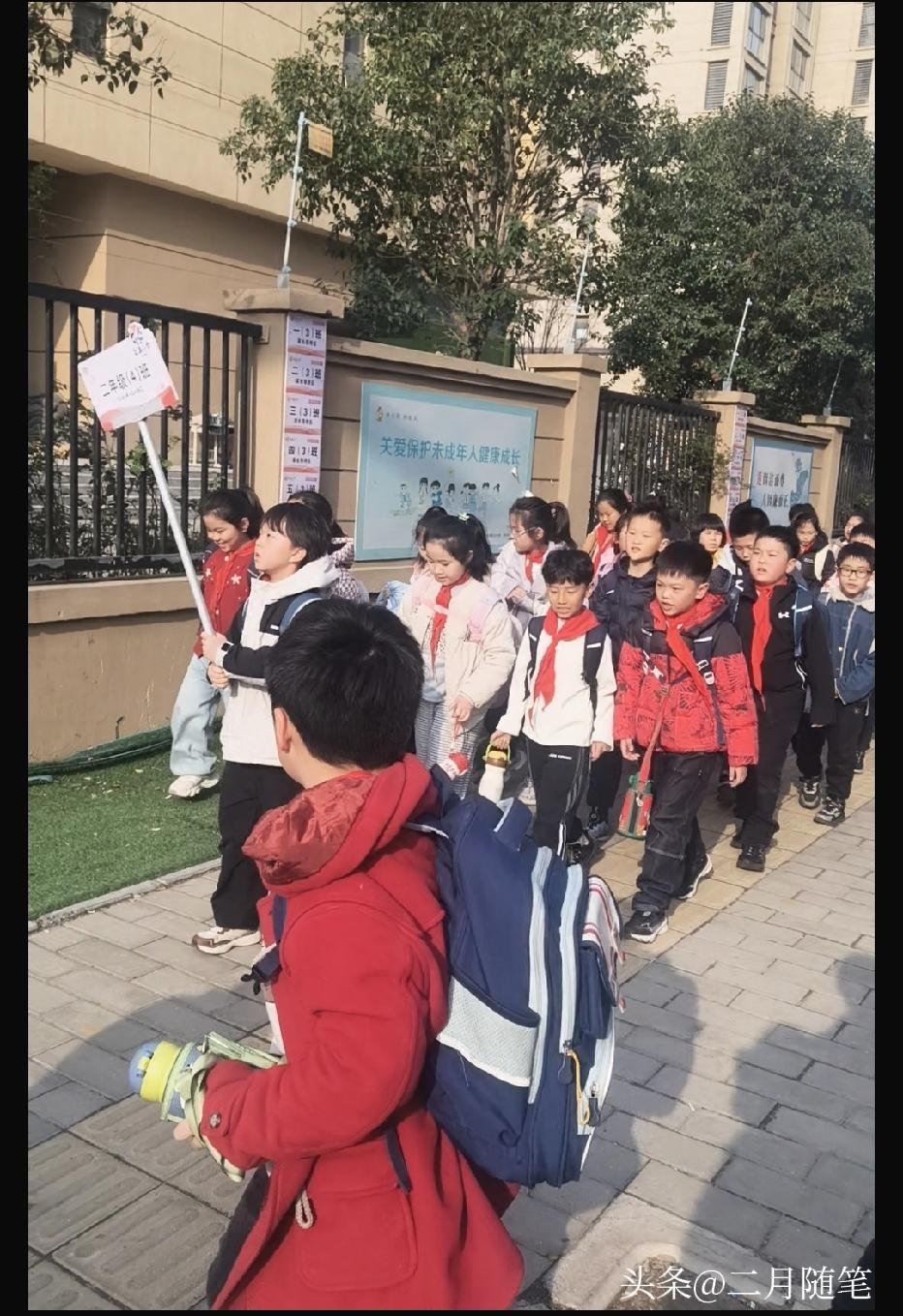 我每天都去学校接孩子放学，看着排列整齐的小队伍一步步走过来，
心里就想: 这就是