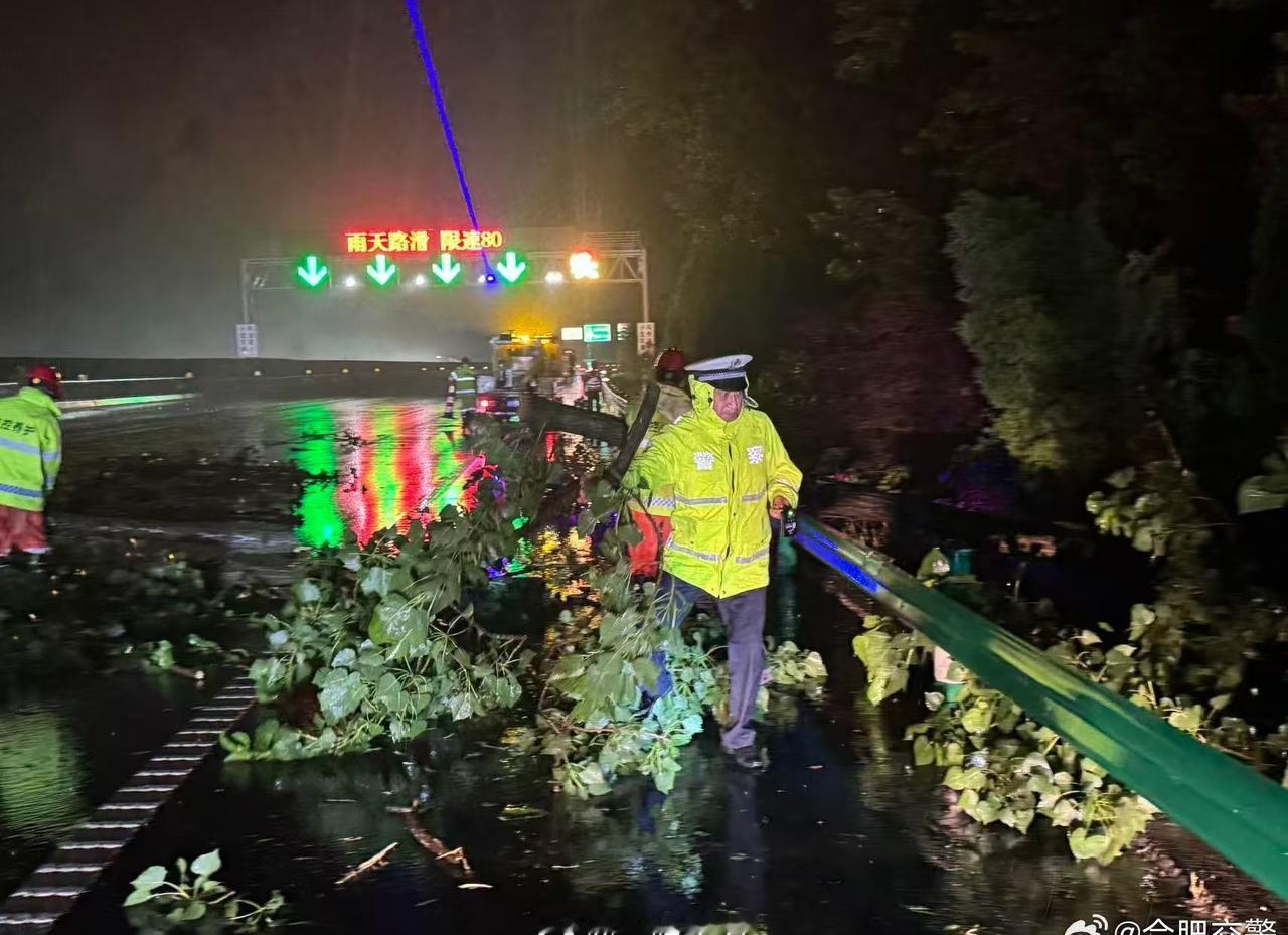 【雨夜清障保畅通】5月25日夜间， 高速六大队辖区遭遇强降雨天气，芜合高速下行1