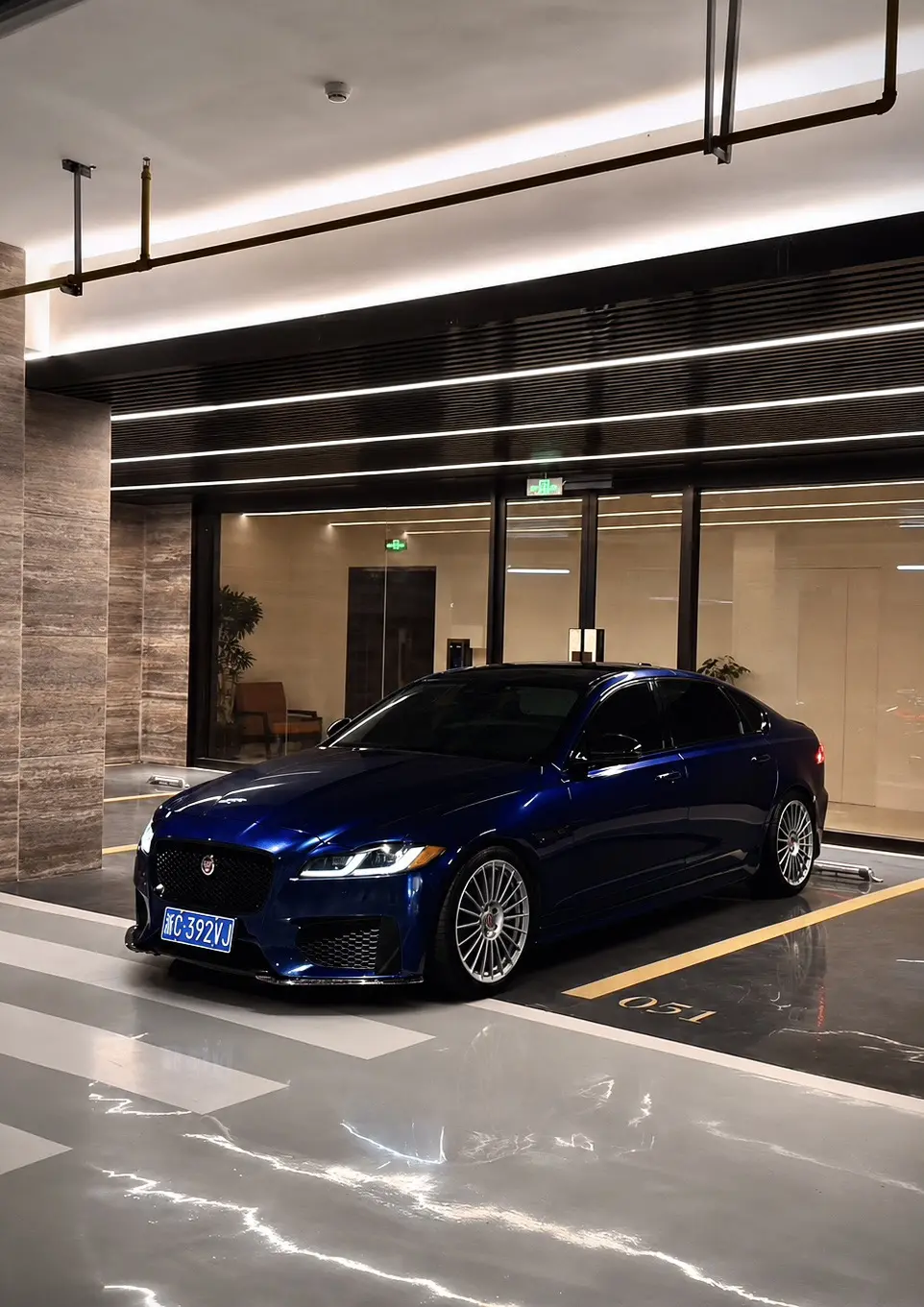 不从众的英伦C级轿车，蓝色捷豹。