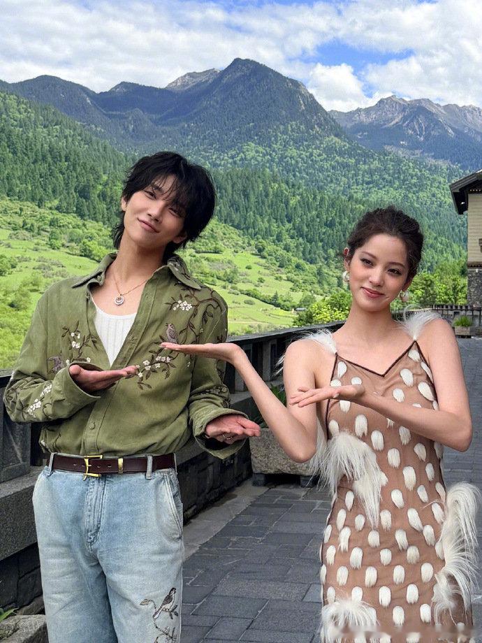 洪知秀欧阳娜娜同框 惊喜同框！洪知秀与欧阳娜娜现身 VOGUE 活动并合拍合照，