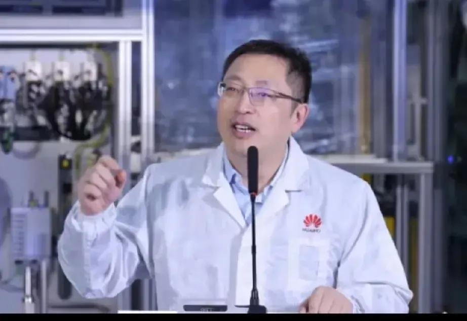 华为实力！这些都是人才，穿着白大褂，一看就是正规军，这个就像我们国家科技工程师一