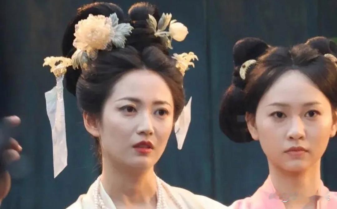 于正又在暴殄天物，陈钰琪这么漂亮居然也得罪了造型师，两鬓各贴一张餐巾纸是啥意思？