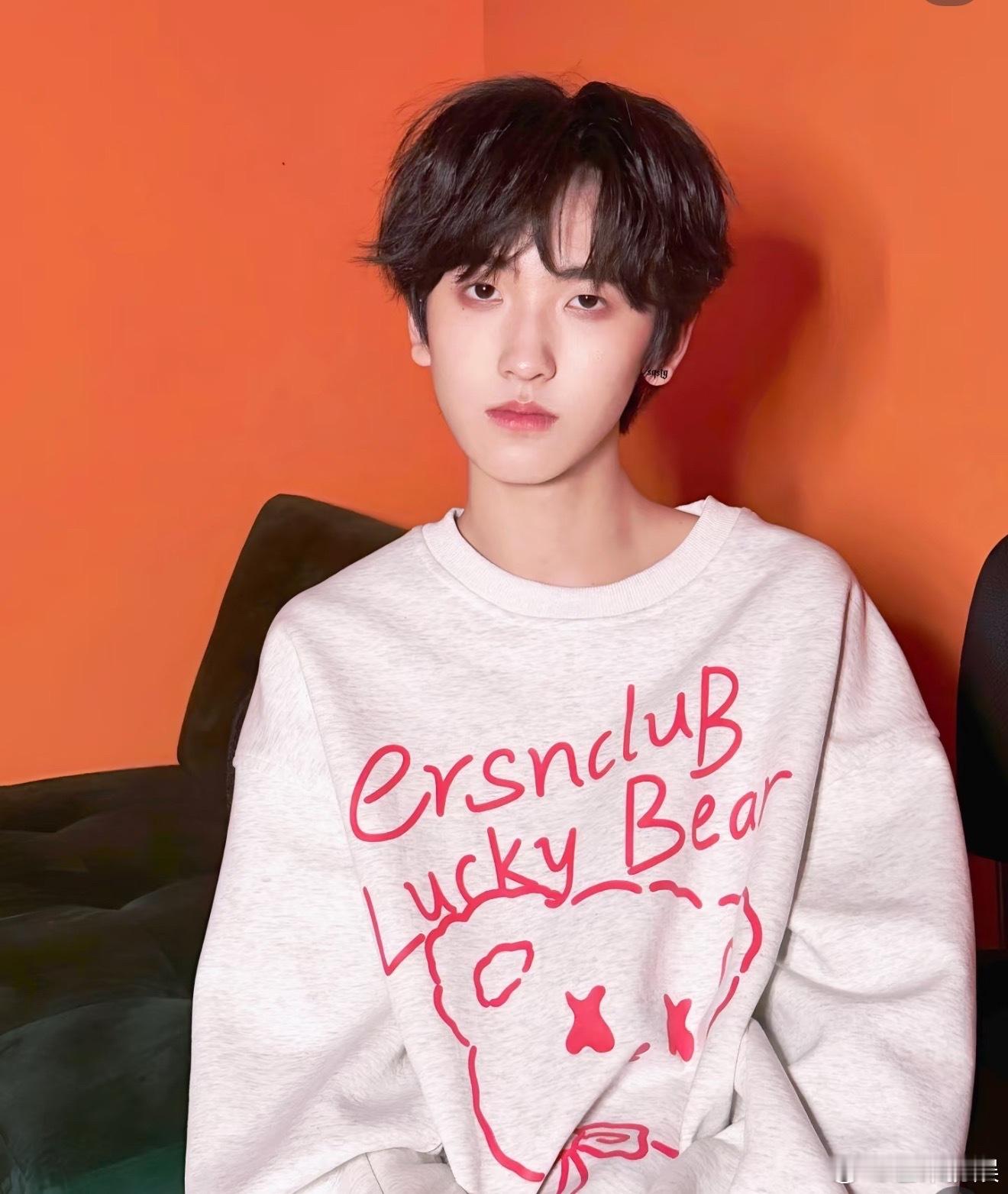 左奇函 到底谁是主人谁是宠物哈哈太逗了怎么会这么可爱呀？到底谁是宠物？谁是主人俺