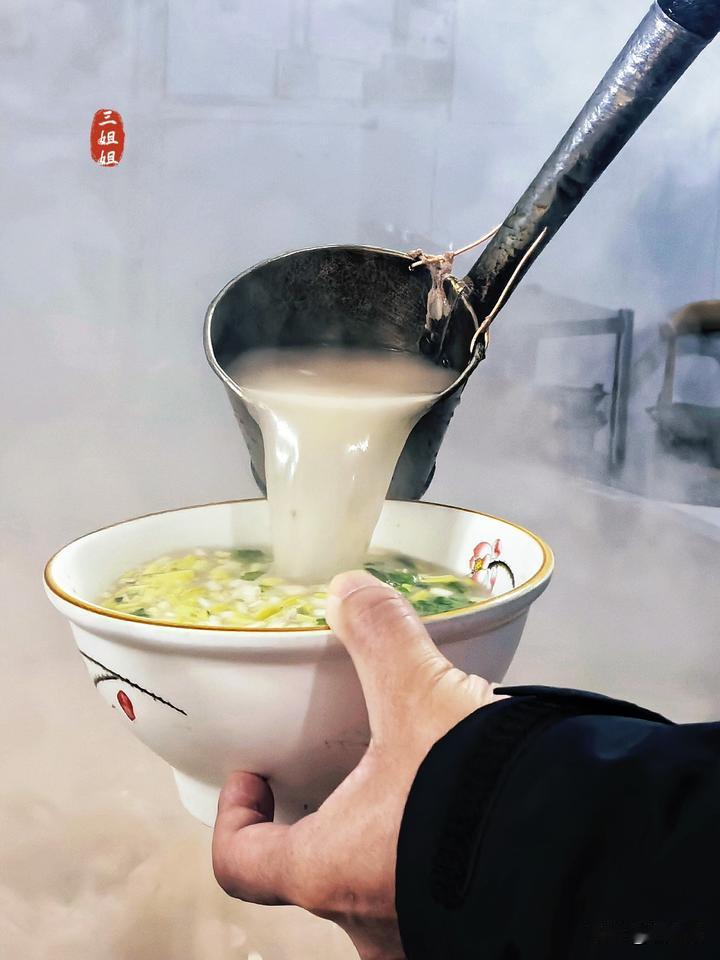 【冬日周口行】宁庄石灰窑羊肉汤，羊肉汤控必冲。
冬天到周口怎能错过这碗羊肉汤，听