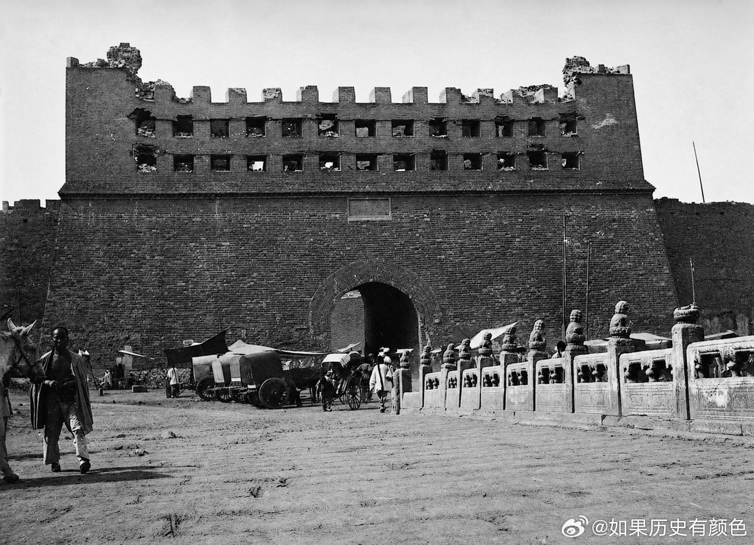 1900年前后，被毁的北京正阳门，可见正阳桥上的狮子