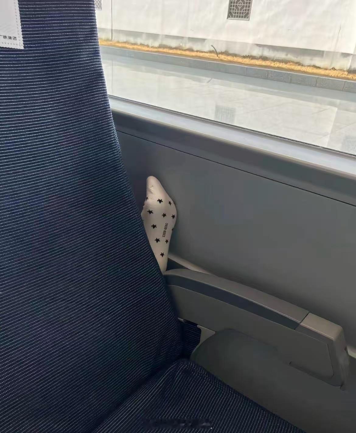 高铁上，后排的美女确实漂亮，但袜子确实很臭