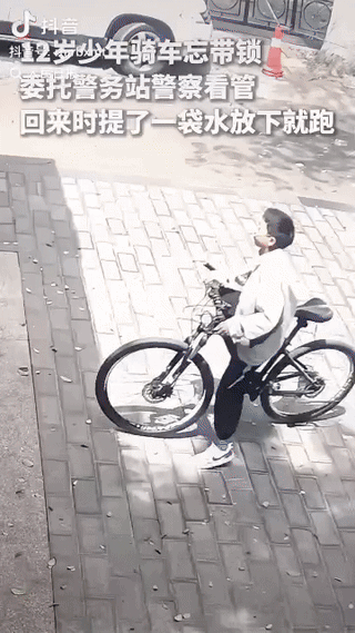 “上人民日报了！”湖北，一位12岁少年骑自行车外出办事，发现没带锁，灵机一动，请