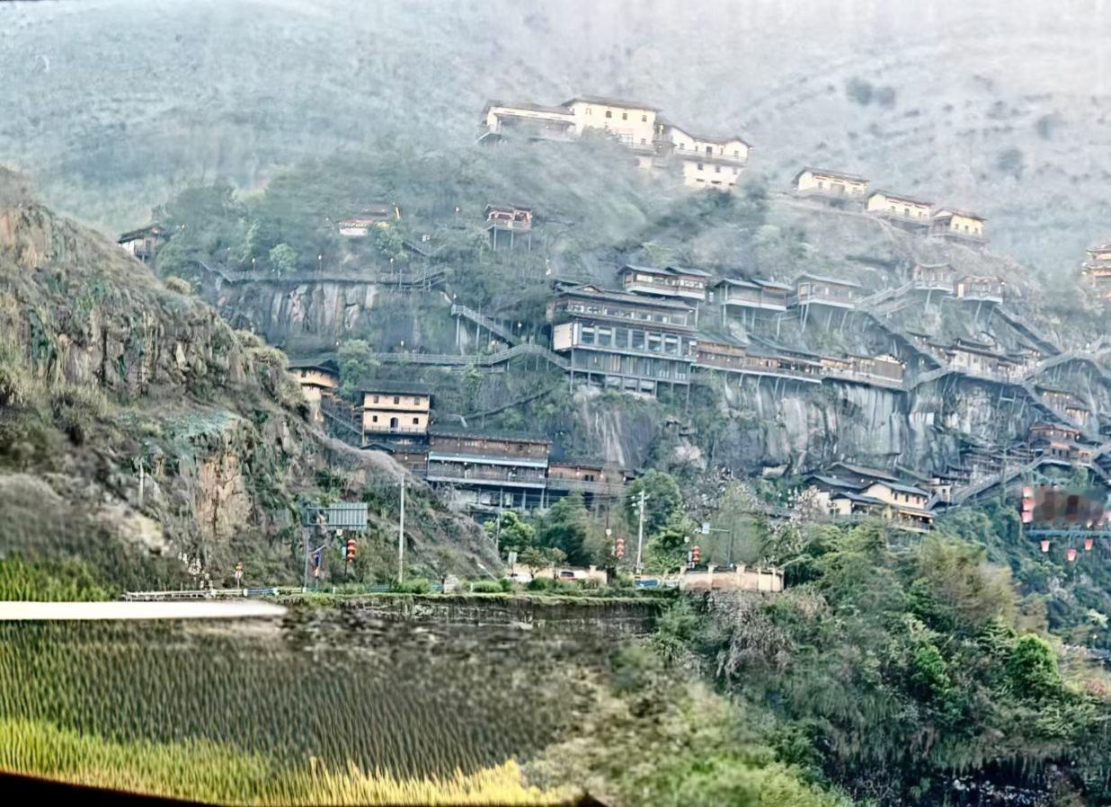 这就是令人向往的望仙谷啊！房子就这么生生地挂在陡峭的悬崖上，错落有致，惊险又壮观