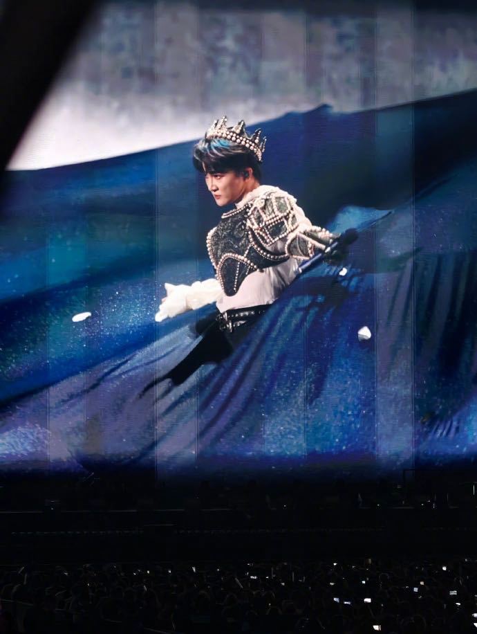 周深震撼港娱的9分钟周深香港演唱会名场面预定！9分钟串烧引爆全场，歌剧质感拉满，