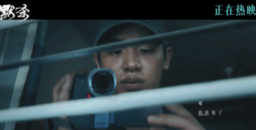 黄明昊此次角色破碎感满满，黑黑模样惹人怜。其演技在线，情绪把控精准，令人不禁为之