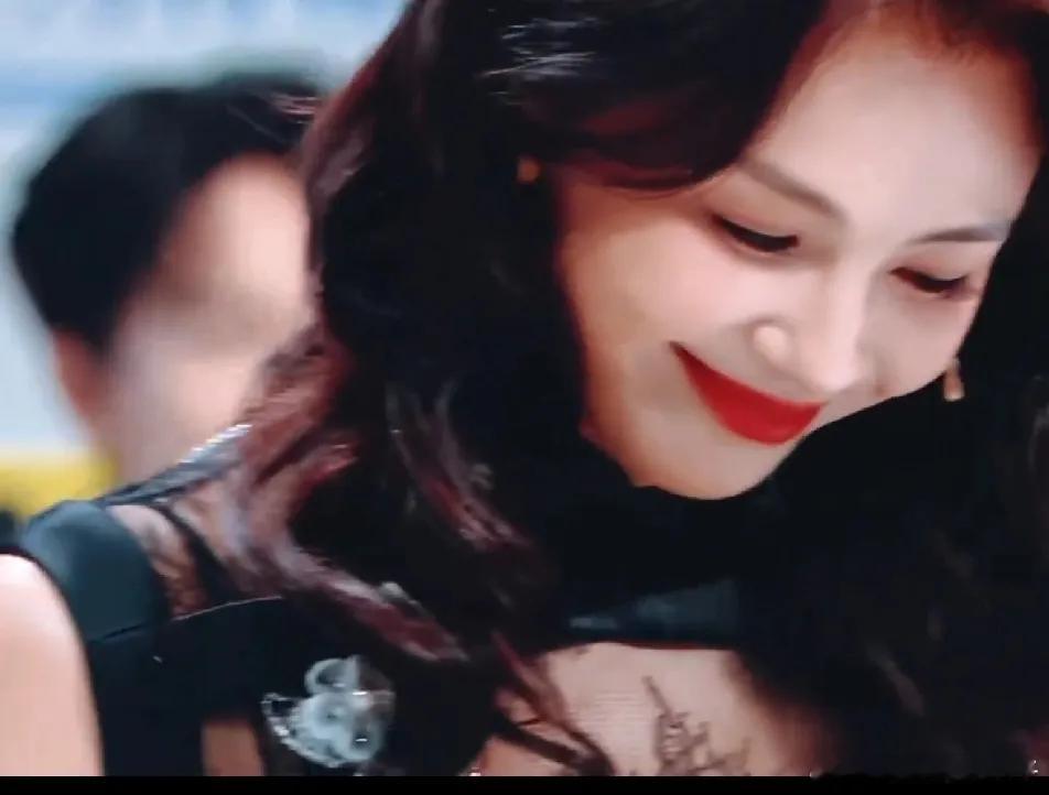 郝蕾好绝和刘涛莫名的搭配，这俩姐姐算中年女演员的天花板了吧，一个洒脱帅气，一个妩