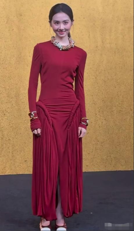 黄磊女儿黄多多，首次红毯生图，去掉美颜滤镜，突然感觉变化有点大，没有网友口中说的