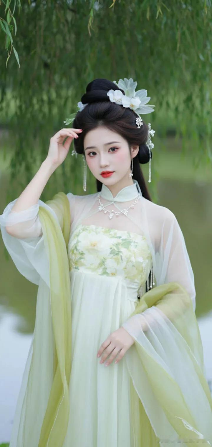 古风汉服仙子，花间漫步，梦回大唐。