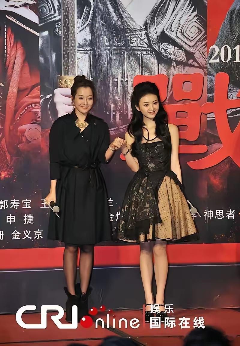 景甜和金喜善的这张同框合照，真的很有看点。​​当年为电影《战国》做宣传，两个人同