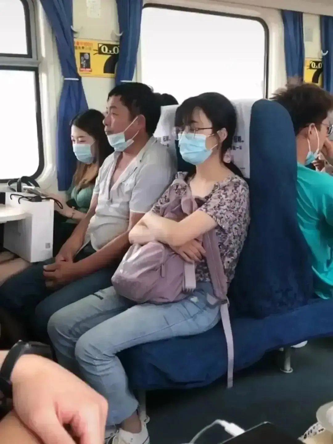 大叔去外地打工，以前都是买站票坐普快，这次一咬牙一狠心买了张高铁票。

等上车了