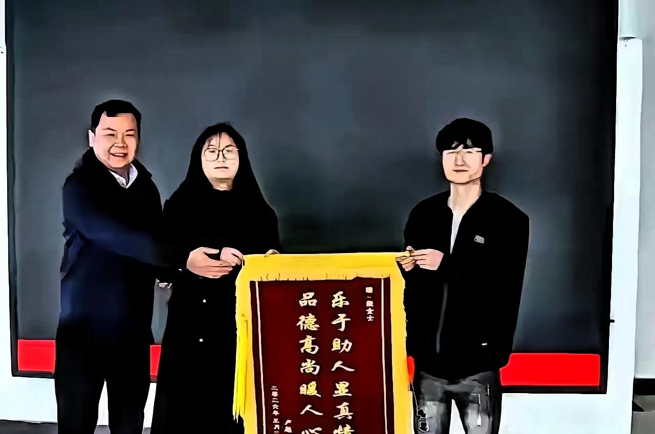 湖南，一网约车司机在接单途中突发疾病，于是他向后座的女乘客求助，没想到女乘客二话