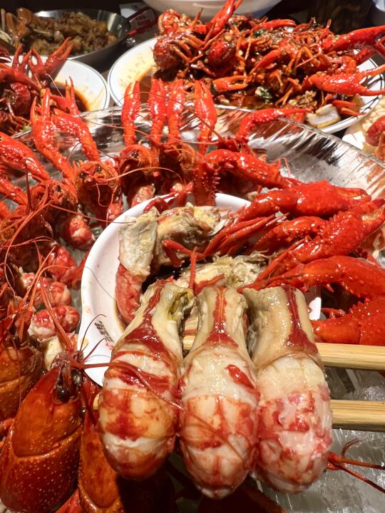 当你有一个富婆闺蜜给你剥小龙虾。。。