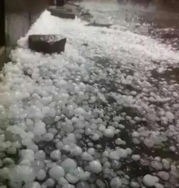 【绍兴暴雨冰雹突袭，自然之舞震撼上演】

在这个宁静的午后，绍兴的天空突然间换上
