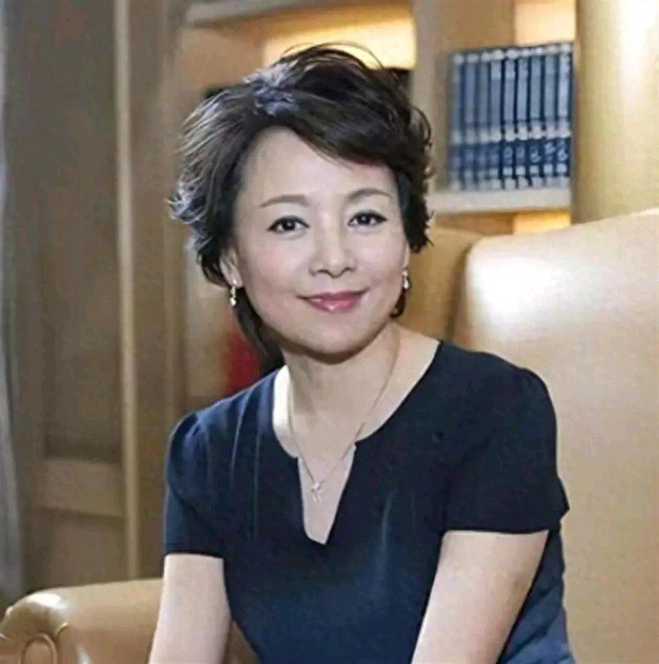 2025年上海影展上，68岁无儿无女独居的张瑜，和74岁儿孙满堂的前夫张建亚同场