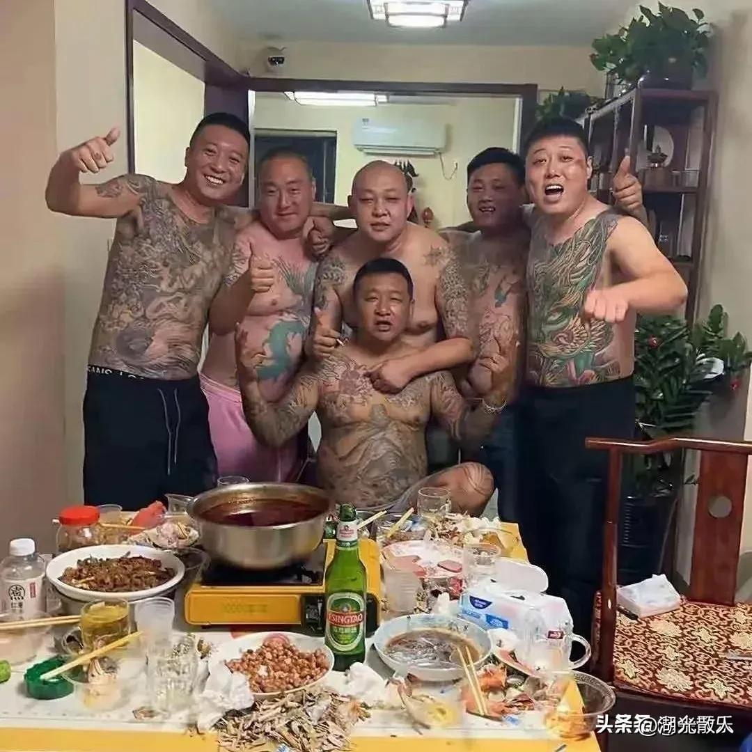 公鸡战斗前脖颈上的毛蓬松着膨胀开来，张开翅膀，整个体型几乎大了一倍。
狗狗在战斗