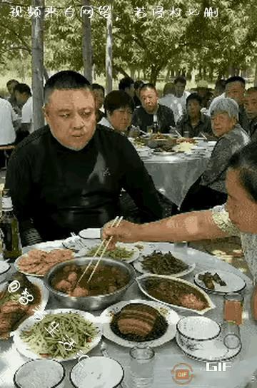 猜猜:两个没有素质的异性同桌吃饭会发生什么事？

在一场婚宴上，一桌坐着一位中年