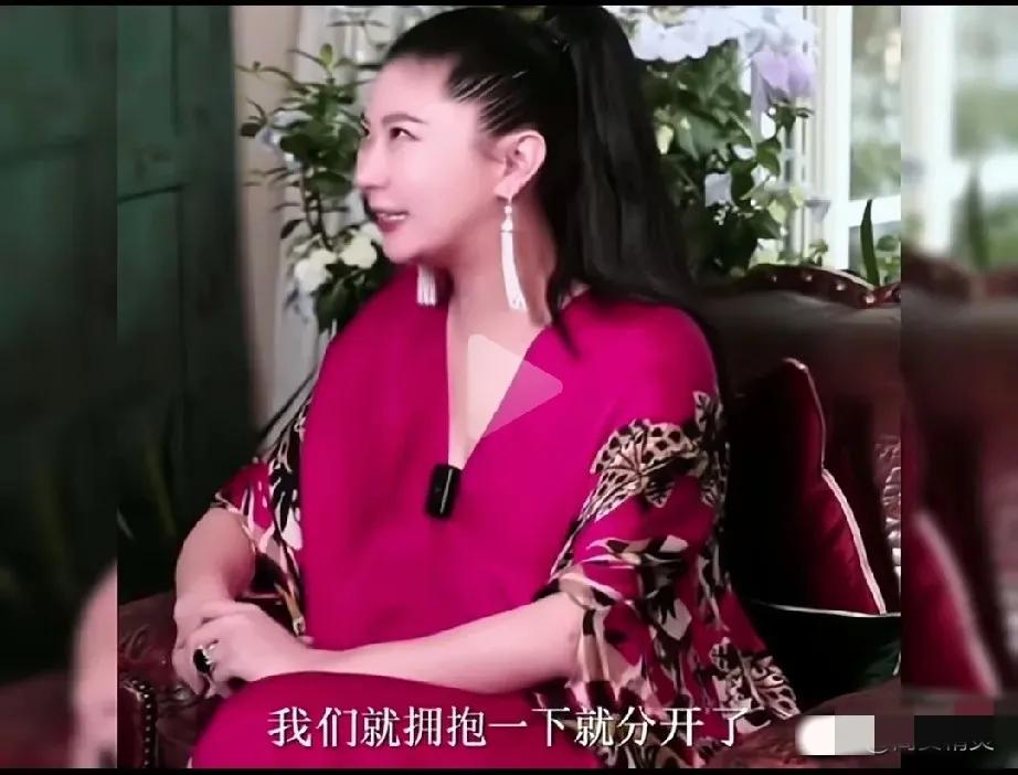 和谢贤没能走到最后的Coco，
收获了三样东西。
第一，独一份的偏爱。俩人在一起