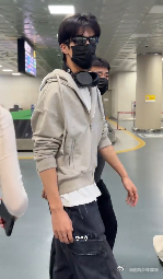宋威龙釜山到达宋威龙到釜山了 刷到宋威龙落地釜山的相关实拍，远距离出行身心俱疲，