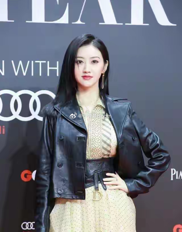 31岁景甜多丰满？淡黄衬衫裙挡不住凹凸感，果然是“人家富贵花 ​​​