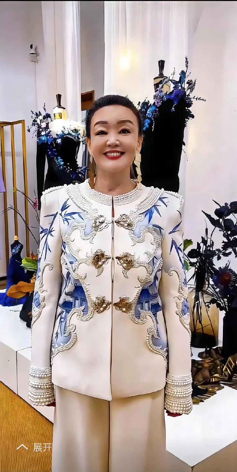 张兰威武！兰姐前几日被邀请参加时装周活动，气质杠杠滴！

身穿带刺绣的白衣服特别