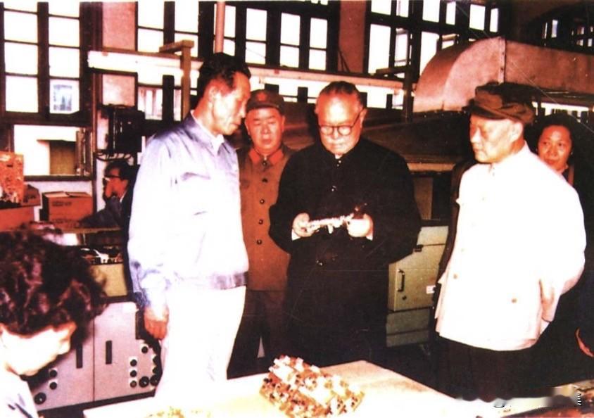 1983年，项南陪同李先念参观福日公司的老照片。福建日立电视机有限公司（简称“福