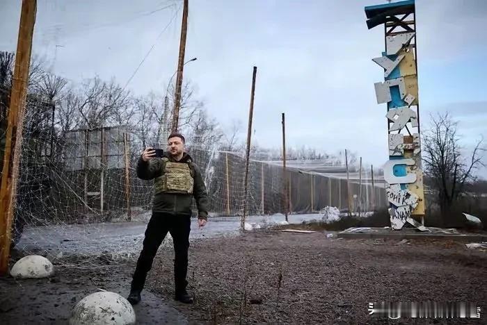 这应该是泽连斯基留在战场上的最后一张照片了……

12月12日，泽连斯基亲临哈尔