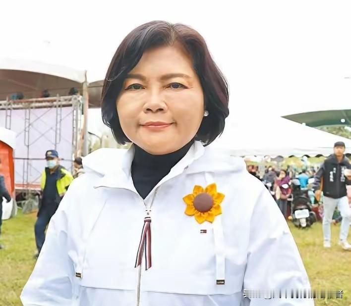 郑丽文这波操作
真的绝了！
以前还针锋相对的两人，
现在直接成了好姐妹，拍照的时