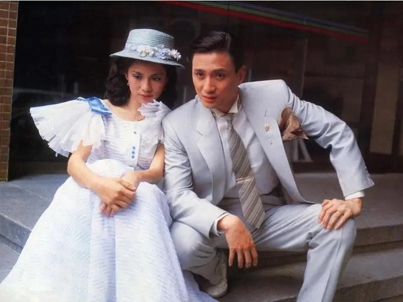 翁美玲生前参演的最后一部戏——TVB20集电视剧《拆档拍档》，据本剧导演刘士裕回