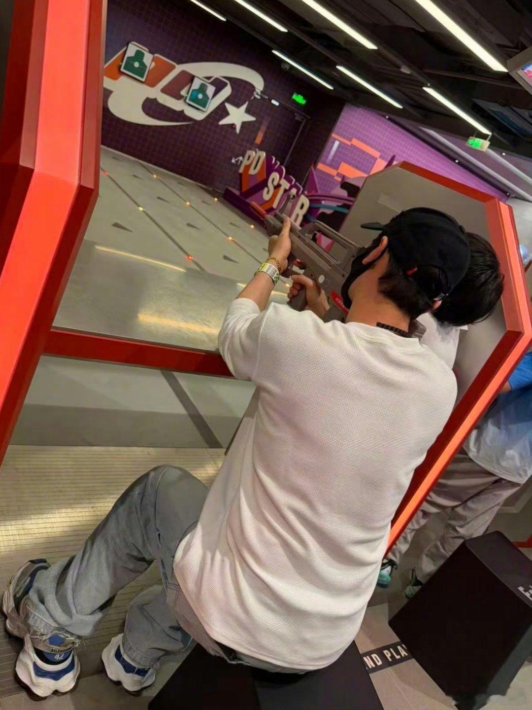 黄晓明带妈妈小海绵逛游乐园黄晓明被小海绵带飞 五一假期，黄晓明带妈妈和儿子去游乐