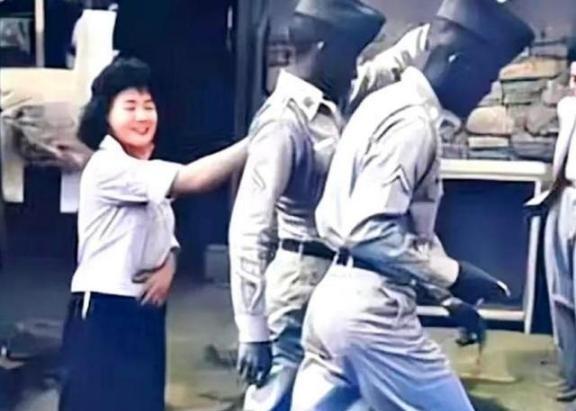 1952年，一位韩国妇女刚为两名美军提供完特殊服务，当着丈夫的面热情地将大兵们送