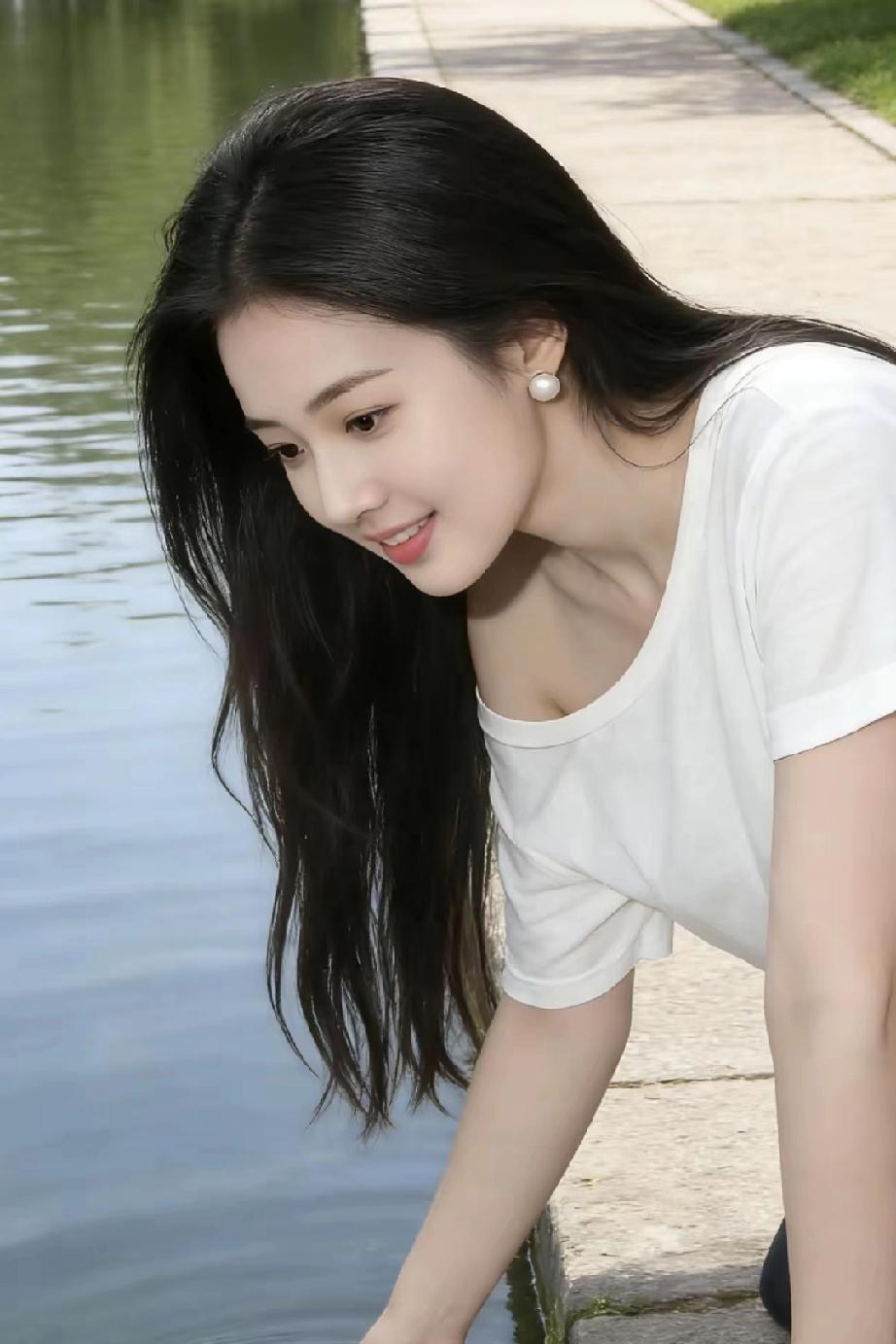 见人间眼无是非，望岁月心有玫瑰。马年以此心，且行且歌，岁岁生香。