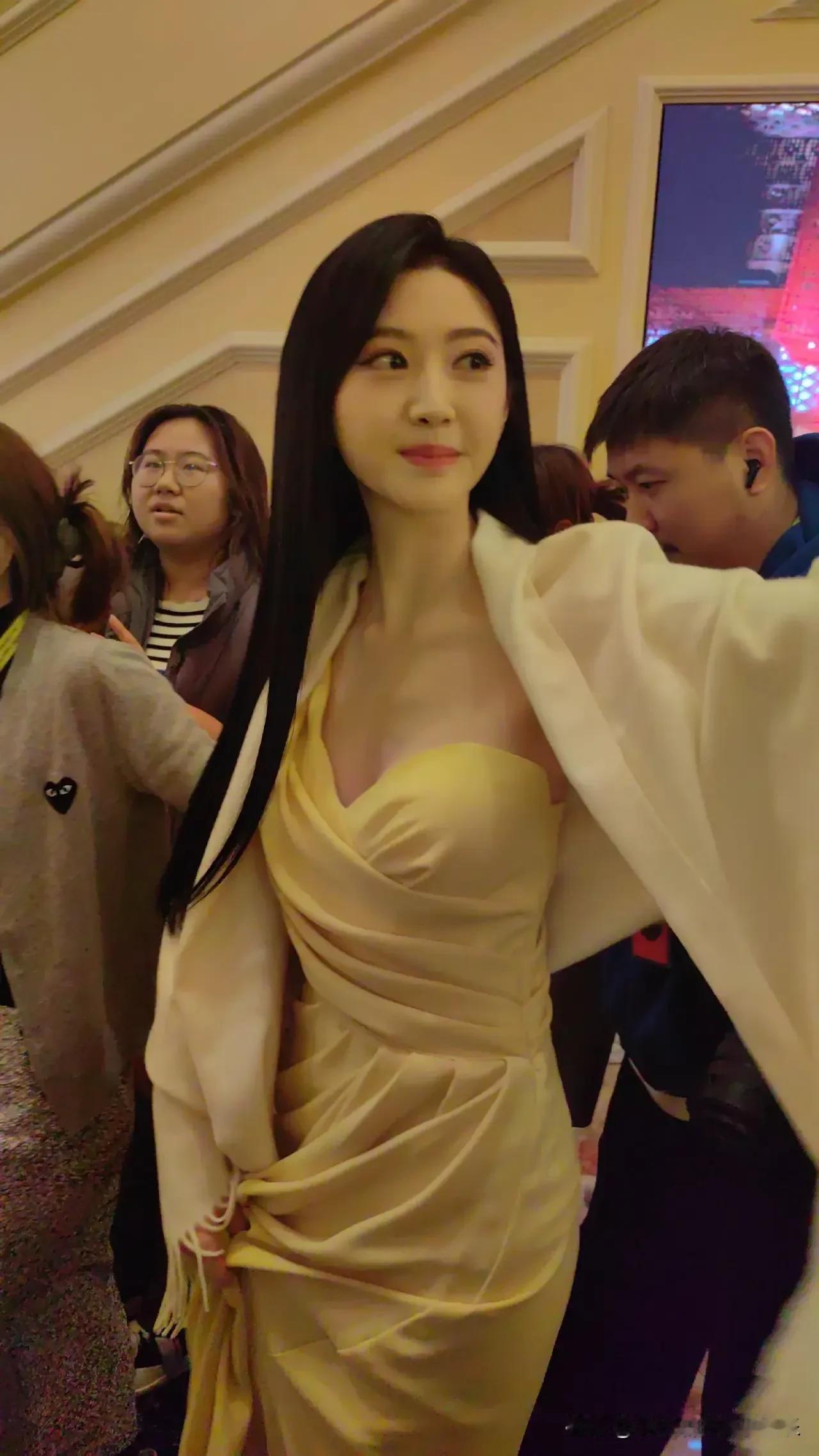 景甜近距离生图！被她的美貌惊呆了！

近距离的拍摄，完全看不出瑕疵！

皮肤看起