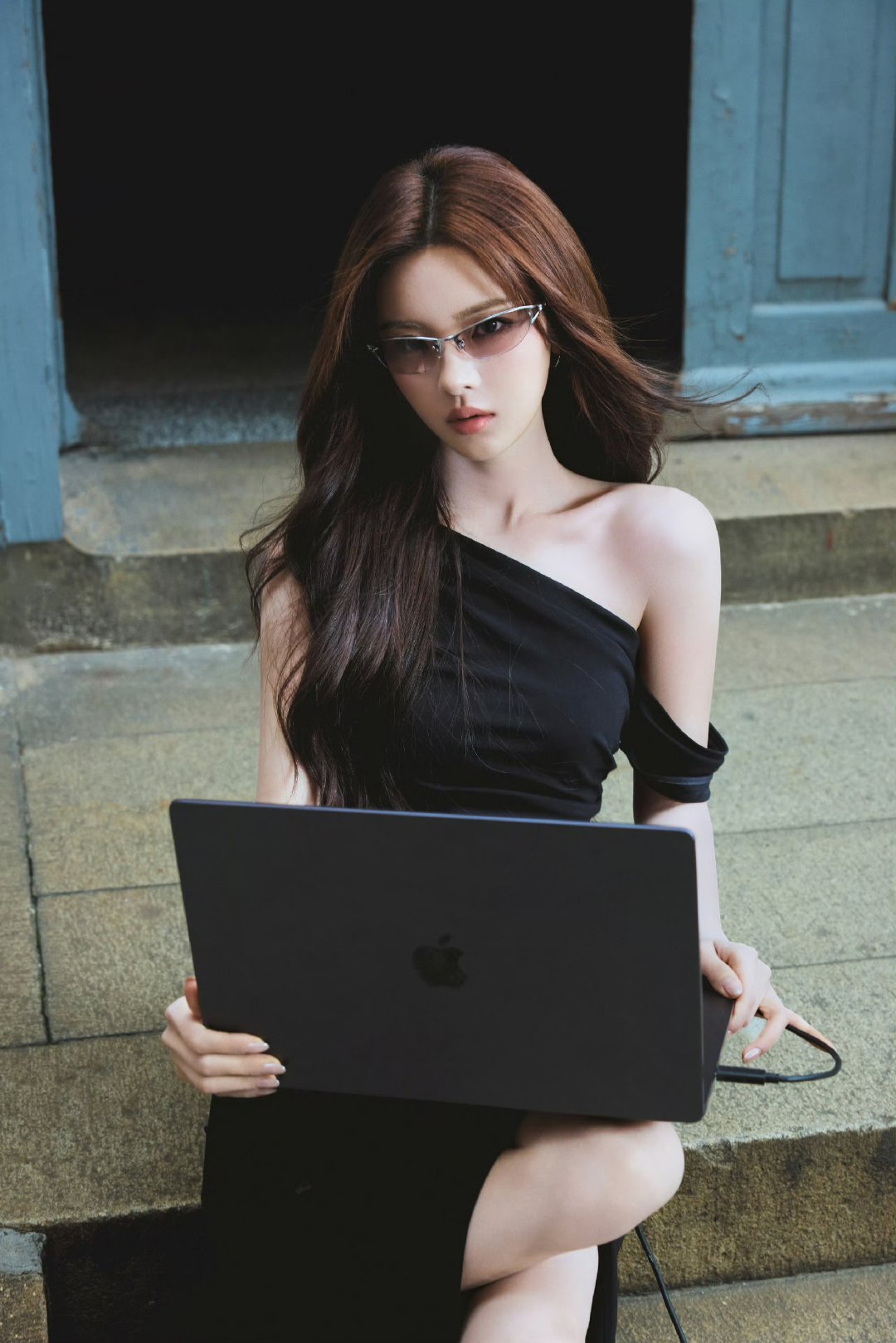 杨超越眼镜高智感杨超越戴眼镜高智感 一股高智女王范！！！爱了爱了 杨超越